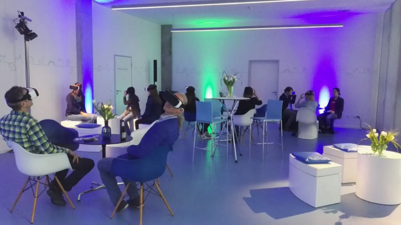 Lounge mit mehreren Personen, die VR-Brillen tragen und 360° Inhalte schauen