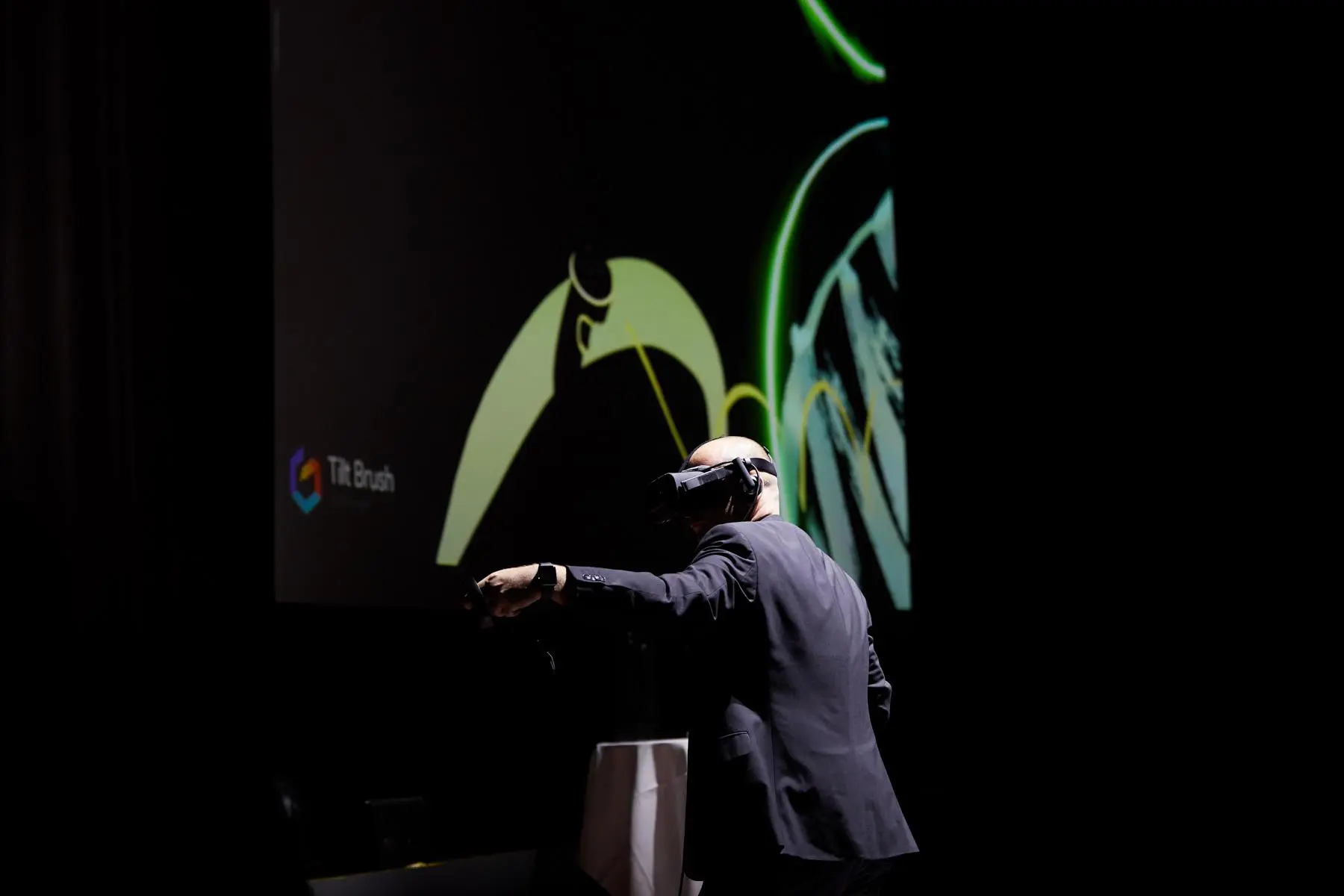 VR-Künstler malt live auf einer Großleinwand vor Publikum