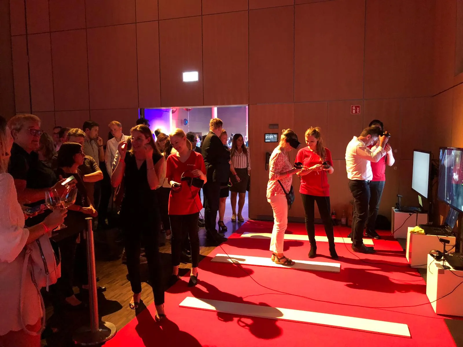 Person auf der virtuellen Planke vor Publikum bei einem Event
