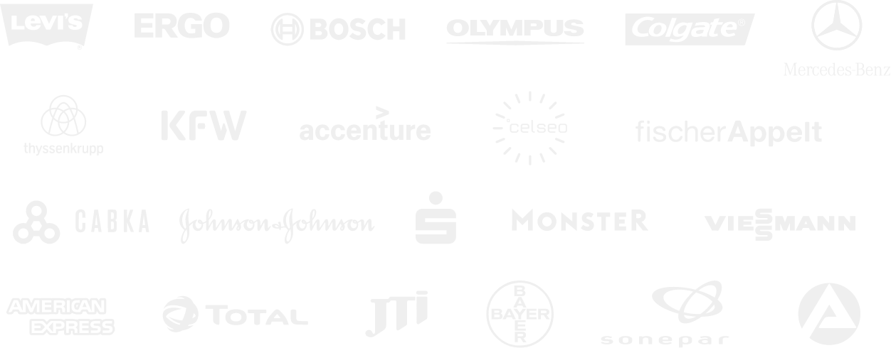 Schwarze Tafel mit vielen Logos internationaler Firmen