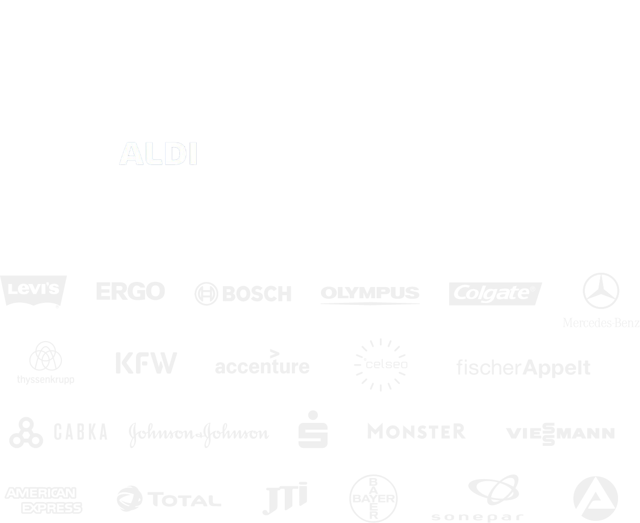 Schwarze Tafel mit vielen Logos internationaler Firmen